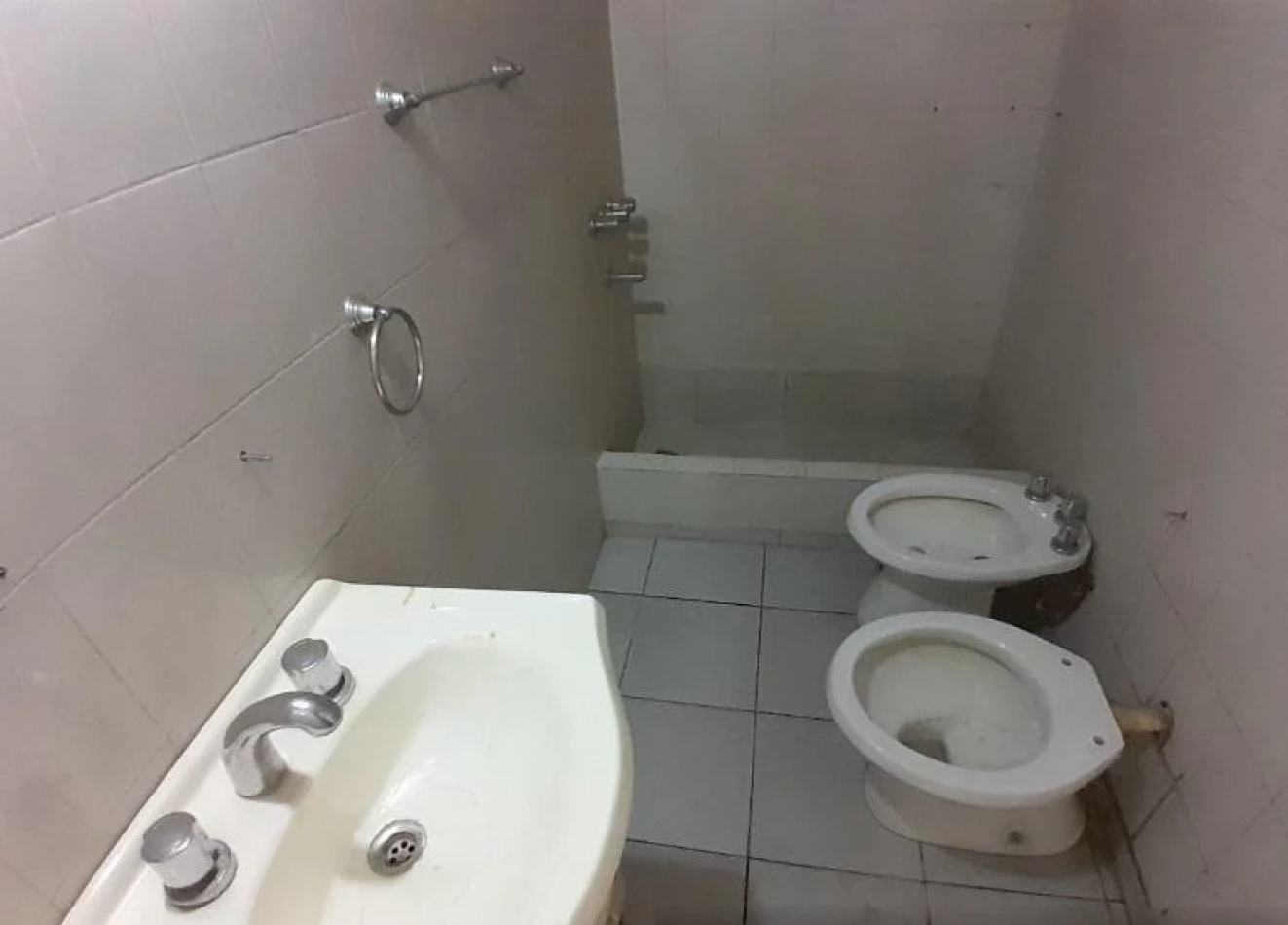 Casa 3 Ambientes con Departamento 2 Ambientes + Departamento 2 Ambientes Independiente - Ideal para Inversion o Familia Grande