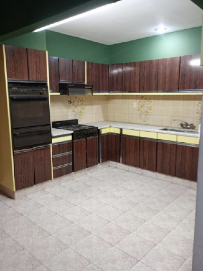 Casa de 5 Ambientes en Venta - Muy Buena Ubicacion en Villa Luzuriaga