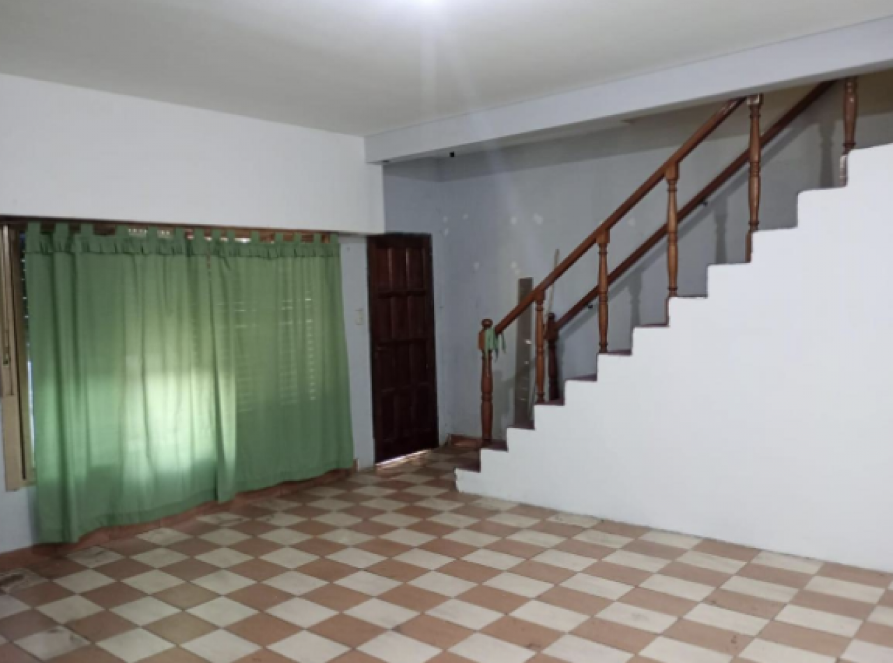 Casa de 5 Ambientes en Venta - Muy Buena Ubicacion en Villa Luzuriaga