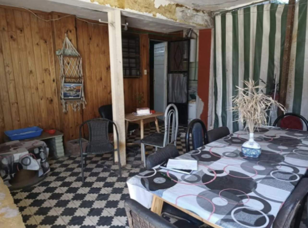Casa de 6 Ambientes con Jardin al Frente, Patio y Terraza - Excelente Ubicacion en Moron, Provincia de Buenos Aires
