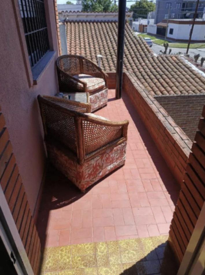 Casa de 6 Ambientes con Jardin al Frente, Patio y Terraza - Excelente Ubicacion en Moron, Provincia de Buenos Aires