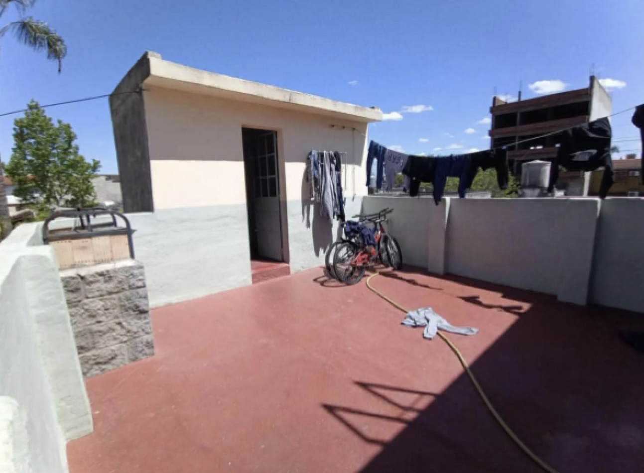 Casa de 6 Ambientes con Jardin al Frente, Patio y Terraza - Excelente Ubicacion en Moron, Provincia de Buenos Aires