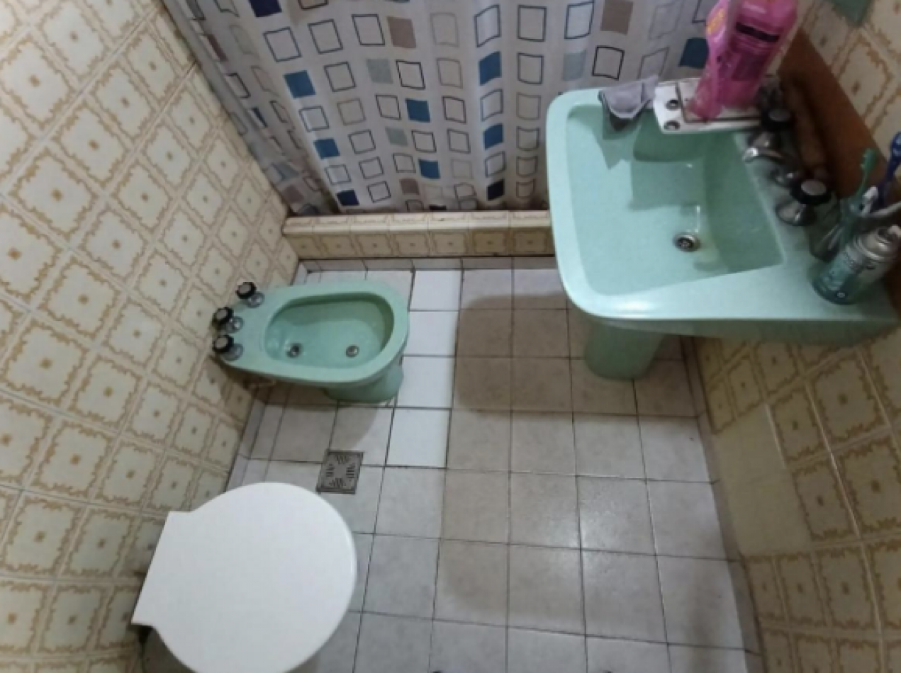 Casa de 6 Ambientes con Jardin al Frente, Patio y Terraza - Excelente Ubicacion en Moron, Provincia de Buenos Aires