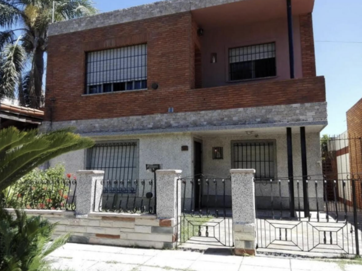 Casa de 6 Ambientes con Jardin al Frente, Patio y Terraza - Excelente Ubicacion en Moron, Provincia de Buenos Aires