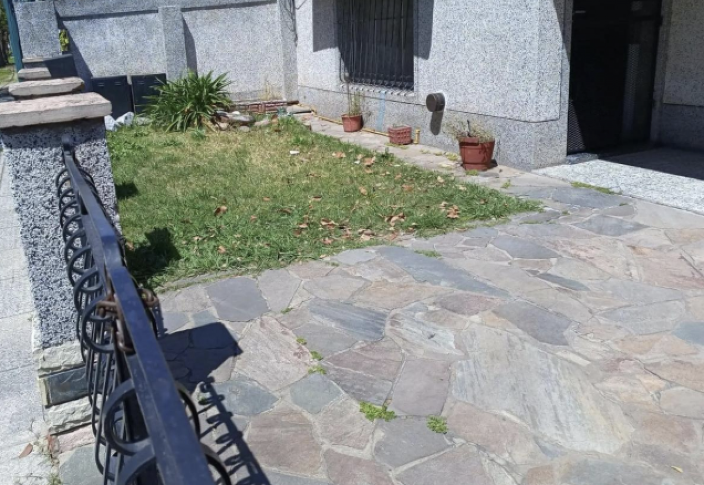 Casa de 6 Ambientes con Jardin al Frente, Patio y Terraza - Excelente Ubicacion en Moron, Provincia de Buenos Aires