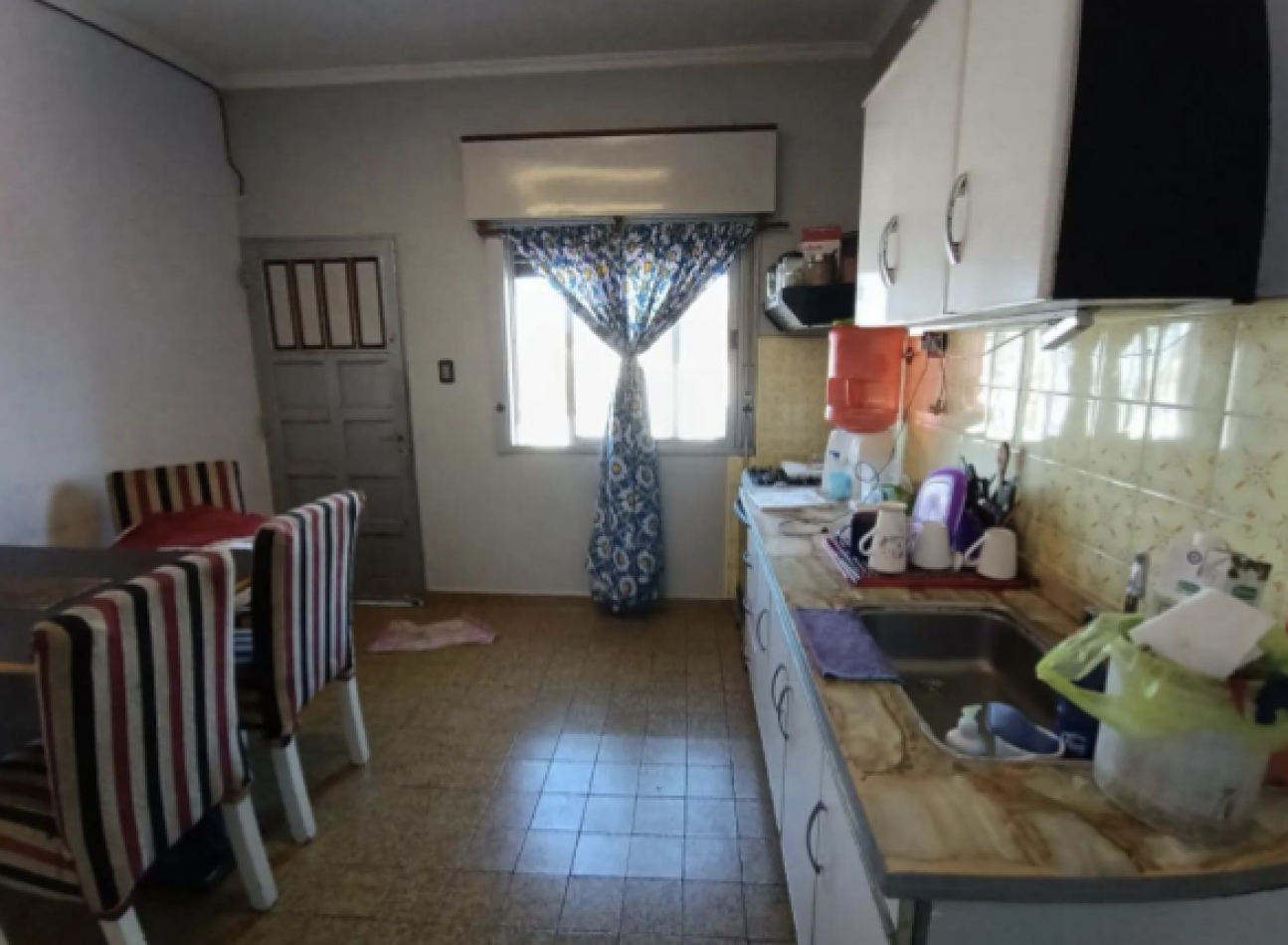 Casa de 6 Ambientes con Jardin al Frente, Patio y Terraza - Excelente Ubicacion en Moron, Provincia de Buenos Aires