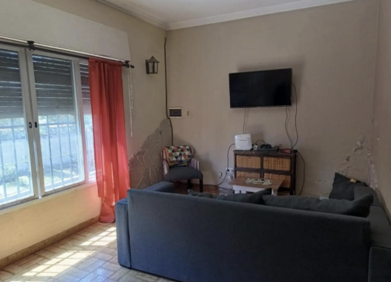 Casa de 6 Ambientes con Jardin al Frente, Patio y Terraza - Excelente Ubicacion en Moron, Provincia de Buenos Aires