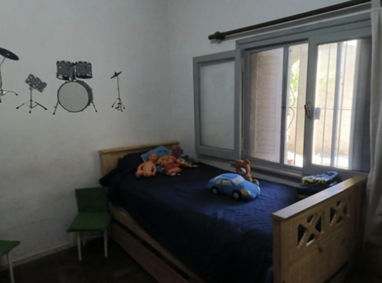 Casa de 6 Ambientes con Jardin al Frente, Patio y Terraza - Excelente Ubicacion en Moron, Provincia de Buenos Aires