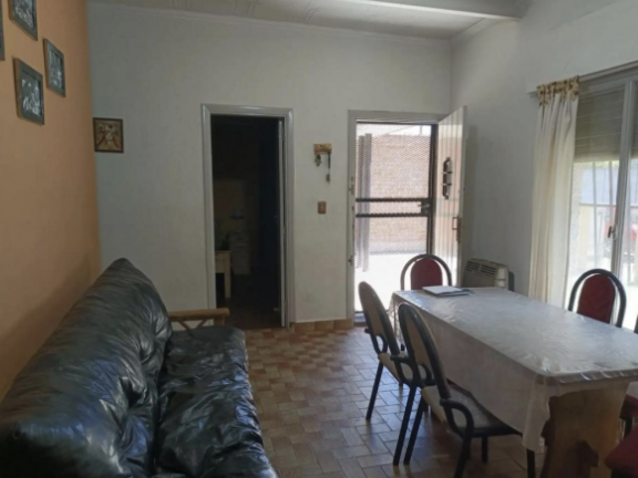 Casa de 6 Ambientes con Jardin al Frente, Patio y Terraza - Excelente Ubicacion en Moron, Provincia de Buenos Aires