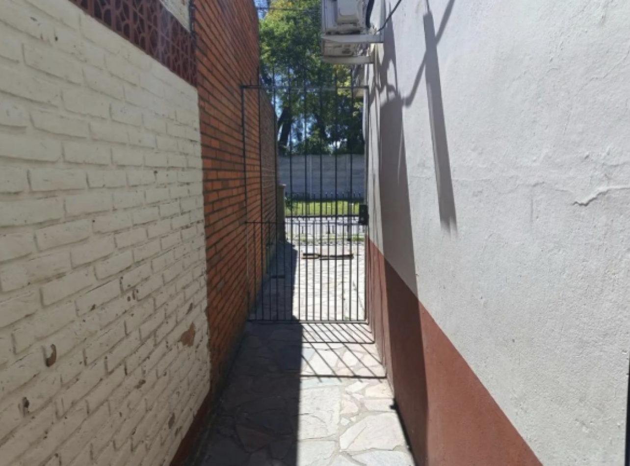 Casa de 6 Ambientes con Jardin al Frente, Patio y Terraza - Excelente Ubicacion en Moron, Provincia de Buenos Aires