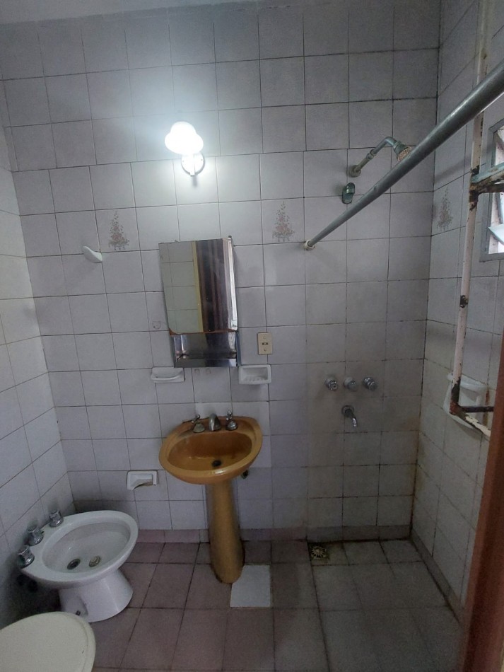 Casa en esquina de 5 ambientes con jardin, terraza y 2 cocheras - Hurlingham