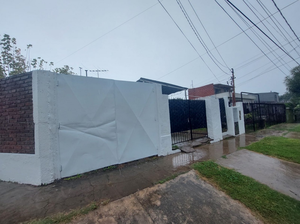 Casa en esquina de 5 ambientes con jardin, terraza y 2 cocheras - Hurlingham