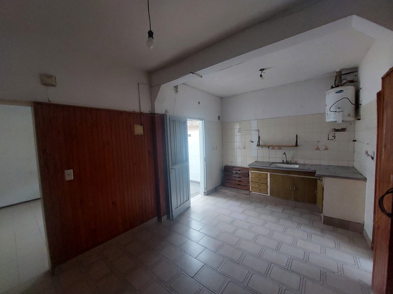Casa en esquina de 5 ambientes con jardin, terraza y 2 cocheras - Hurlingham
