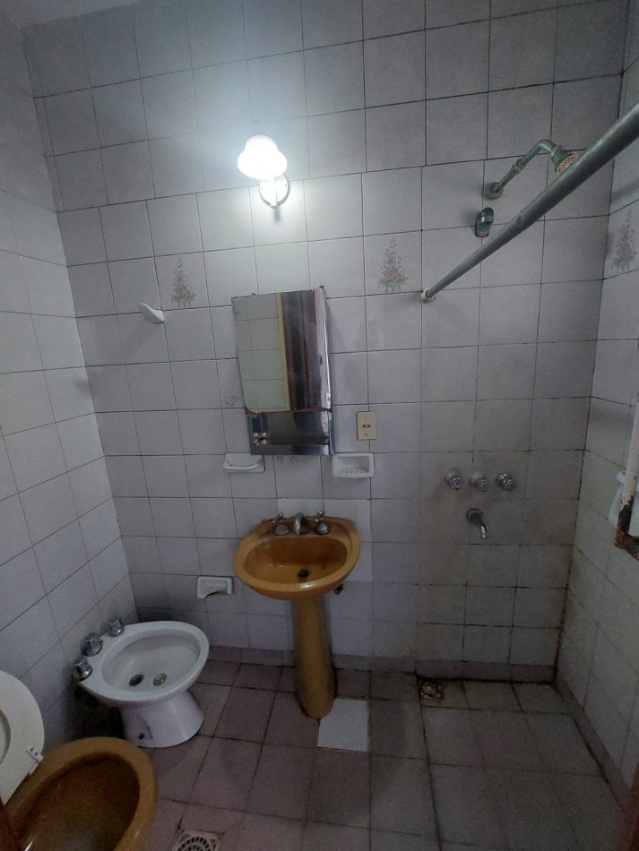 Casa en esquina de 5 ambientes con jardin, terraza y 2 cocheras - Hurlingham