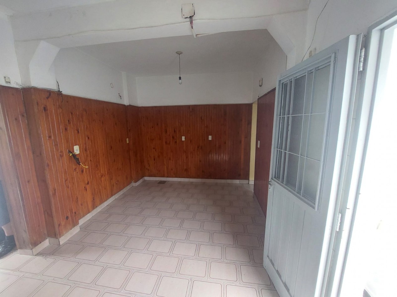 Casa en esquina de 5 ambientes con jardin, terraza y 2 cocheras - Hurlingham