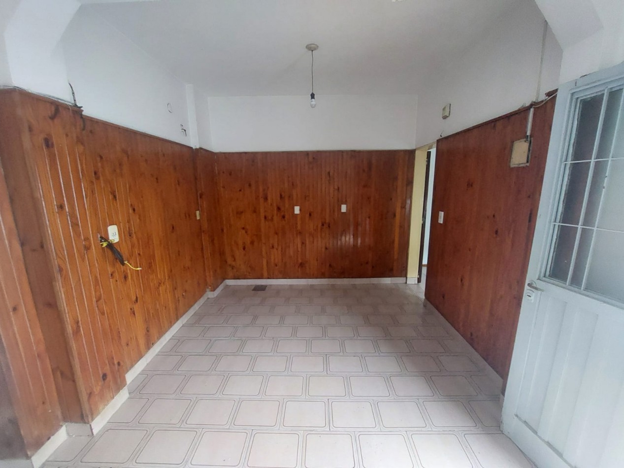 Casa en esquina de 5 ambientes con jardin, terraza y 2 cocheras - Hurlingham