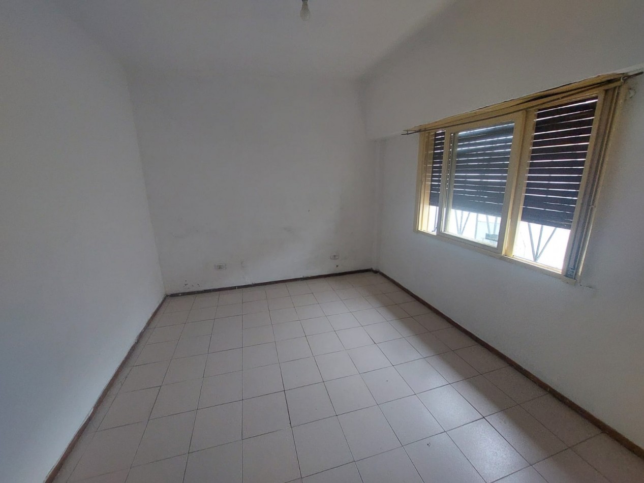 Casa en esquina de 5 ambientes con jardin, terraza y 2 cocheras - Hurlingham
