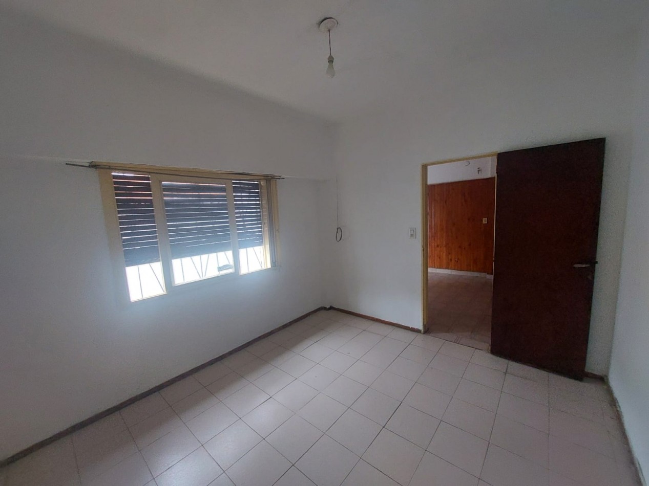 Casa en esquina de 5 ambientes con jardin, terraza y 2 cocheras - Hurlingham