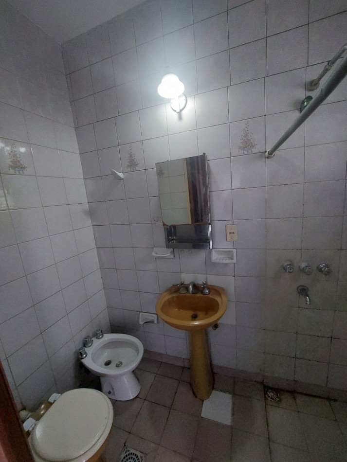 Casa en esquina de 5 ambientes con jardin, terraza y 2 cocheras - Hurlingham