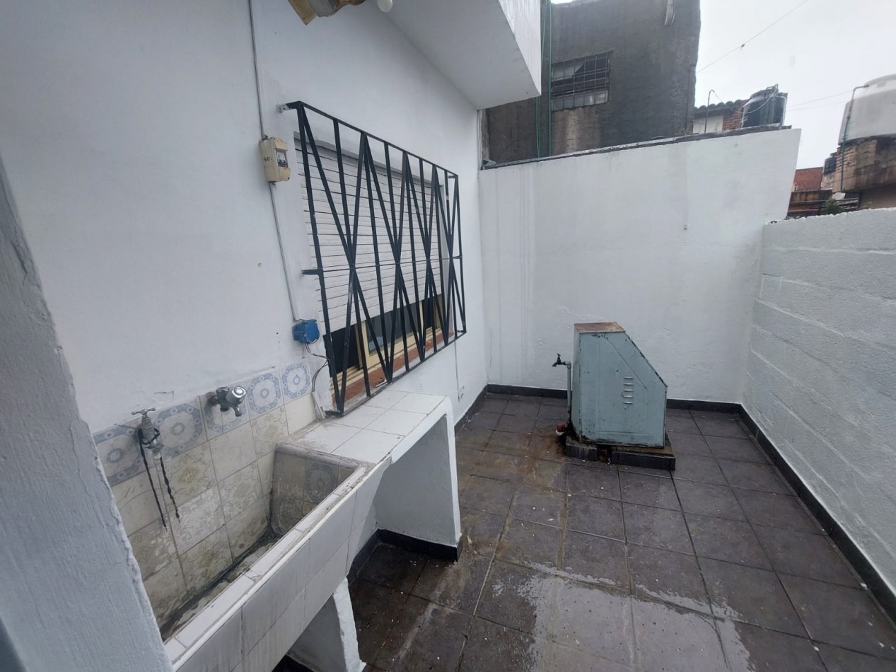 Casa en esquina de 5 ambientes con jardin, terraza y 2 cocheras - Hurlingham