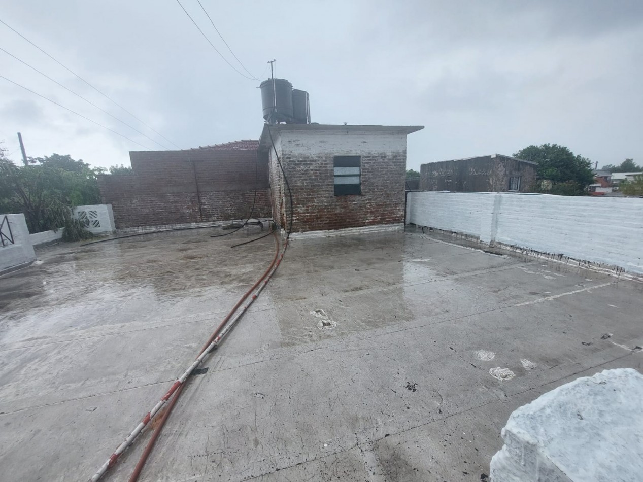 Casa en esquina de 5 ambientes con jardin, terraza y 2 cocheras - Hurlingham