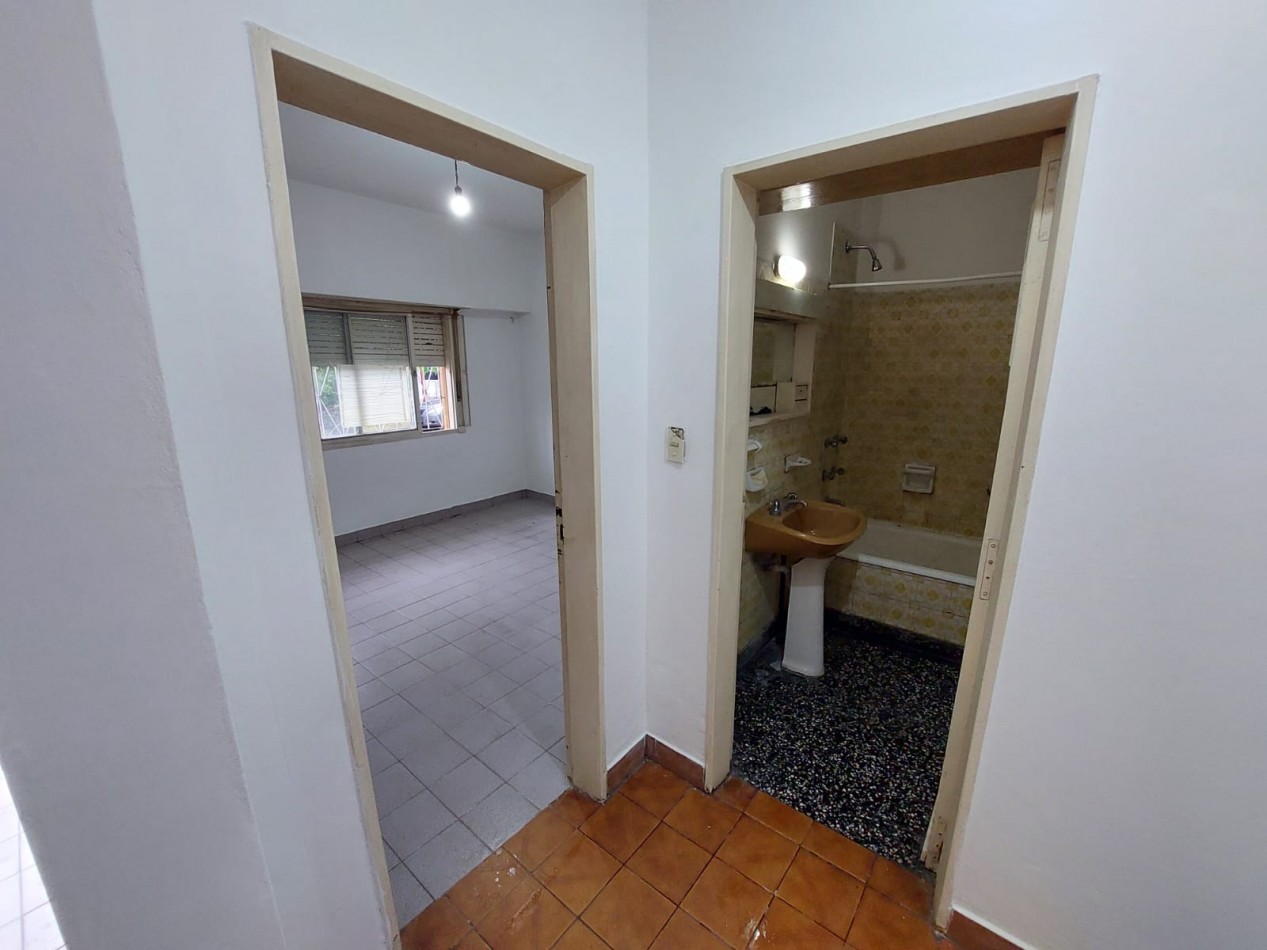Casa en esquina de 5 ambientes con jardin, terraza y 2 cocheras - Hurlingham