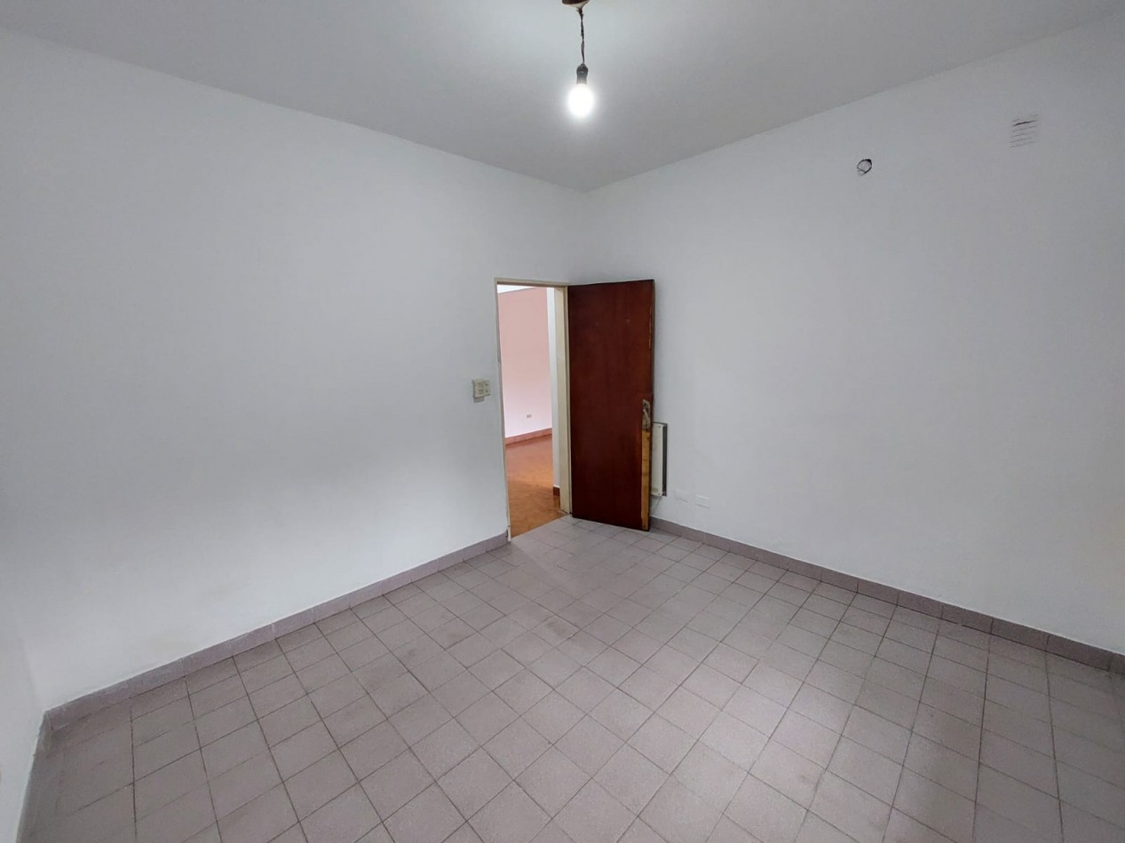 Casa en esquina de 5 ambientes con jardin, terraza y 2 cocheras - Hurlingham