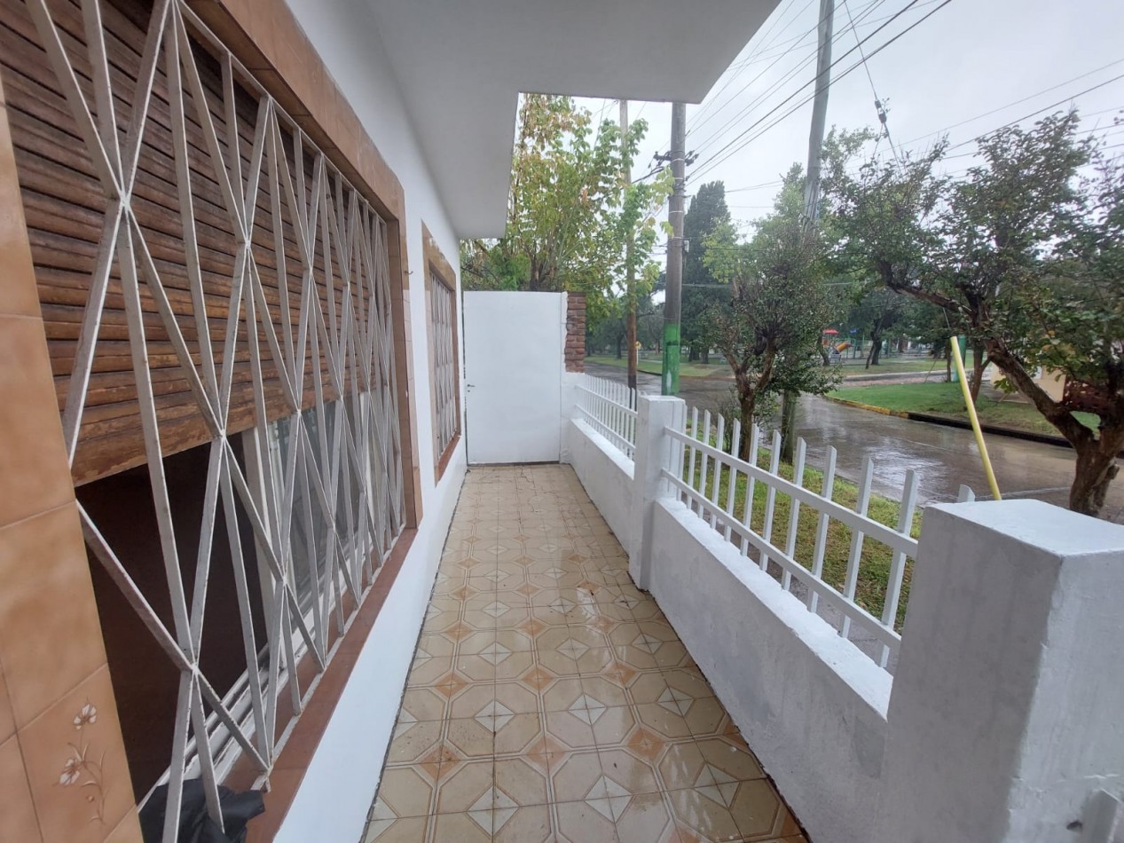 Casa en esquina de 5 ambientes con jardin, terraza y 2 cocheras - Hurlingham