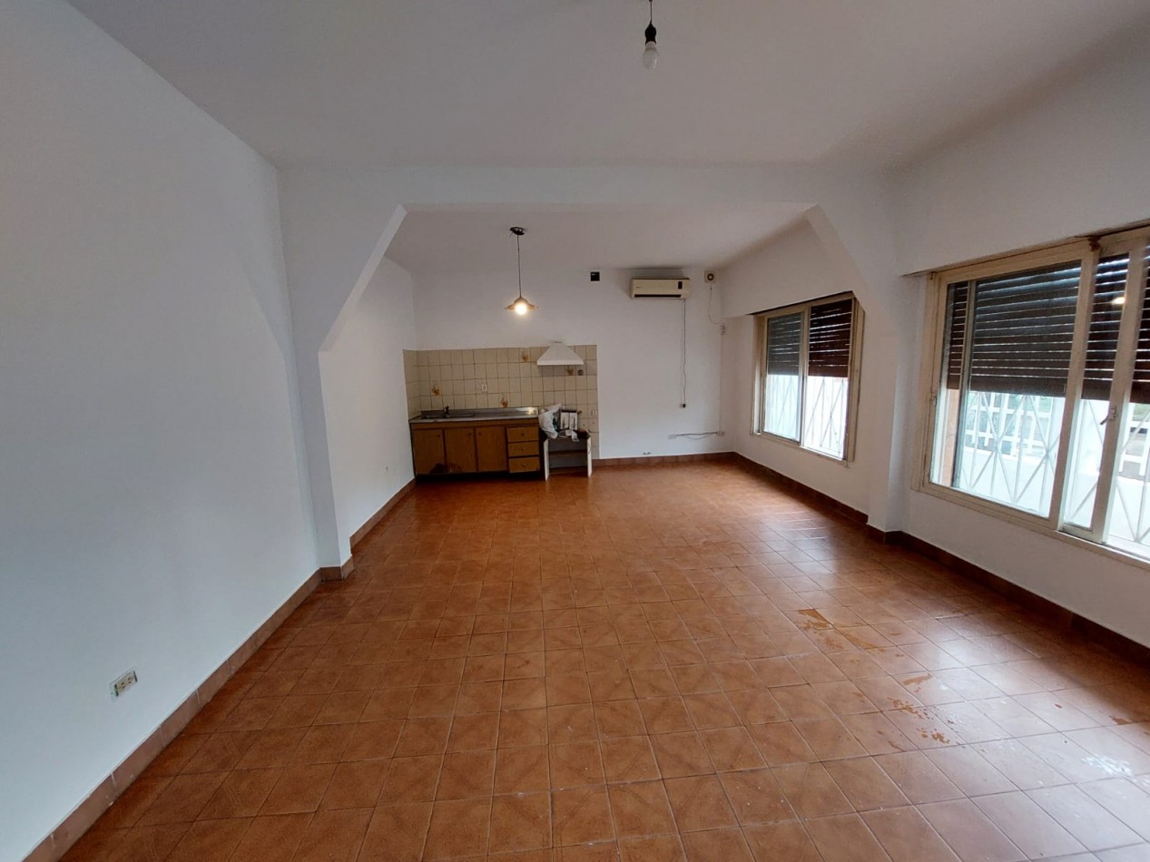 Casa en esquina de 5 ambientes con jardin, terraza y 2 cocheras - Hurlingham