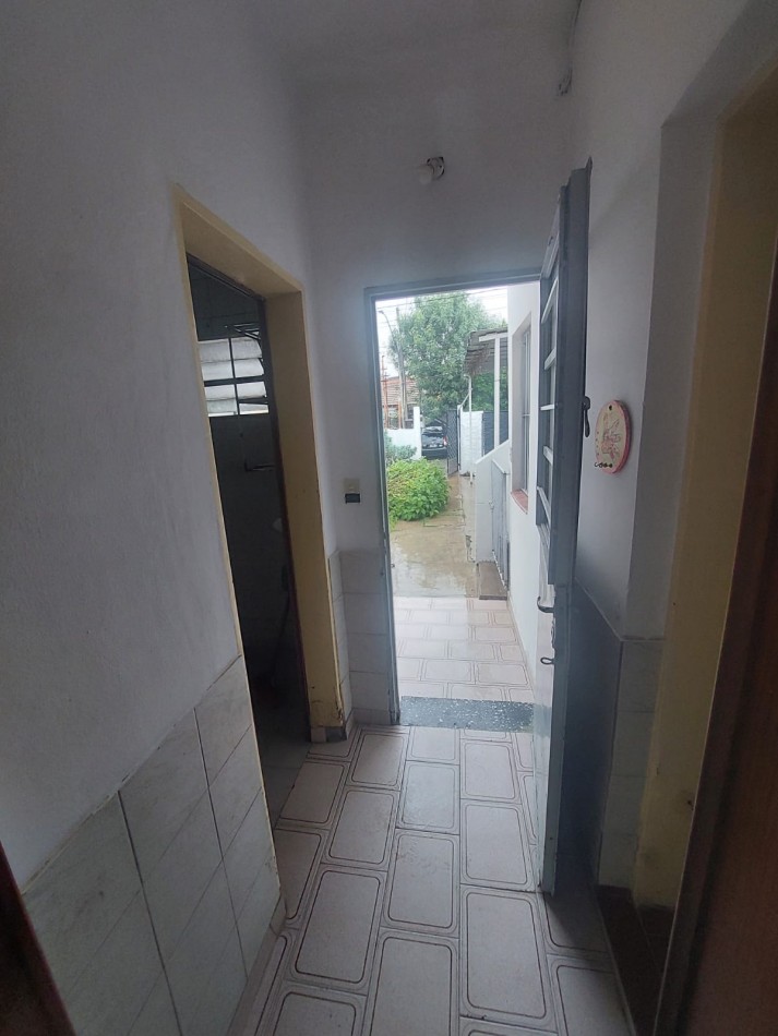 Casa en esquina de 5 ambientes con jardin, terraza y 2 cocheras - Hurlingham