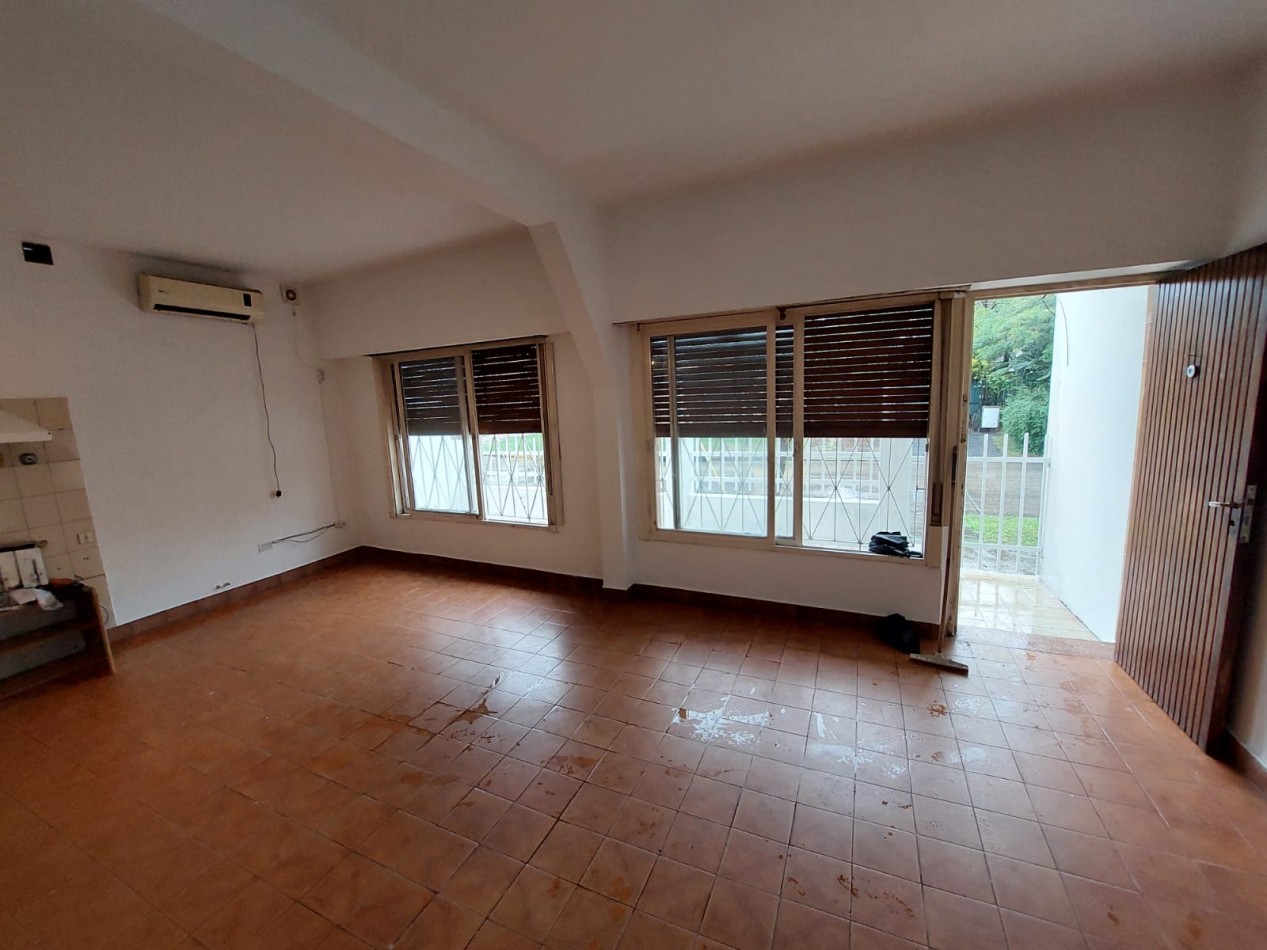 Casa en esquina de 5 ambientes con jardin, terraza y 2 cocheras - Hurlingham