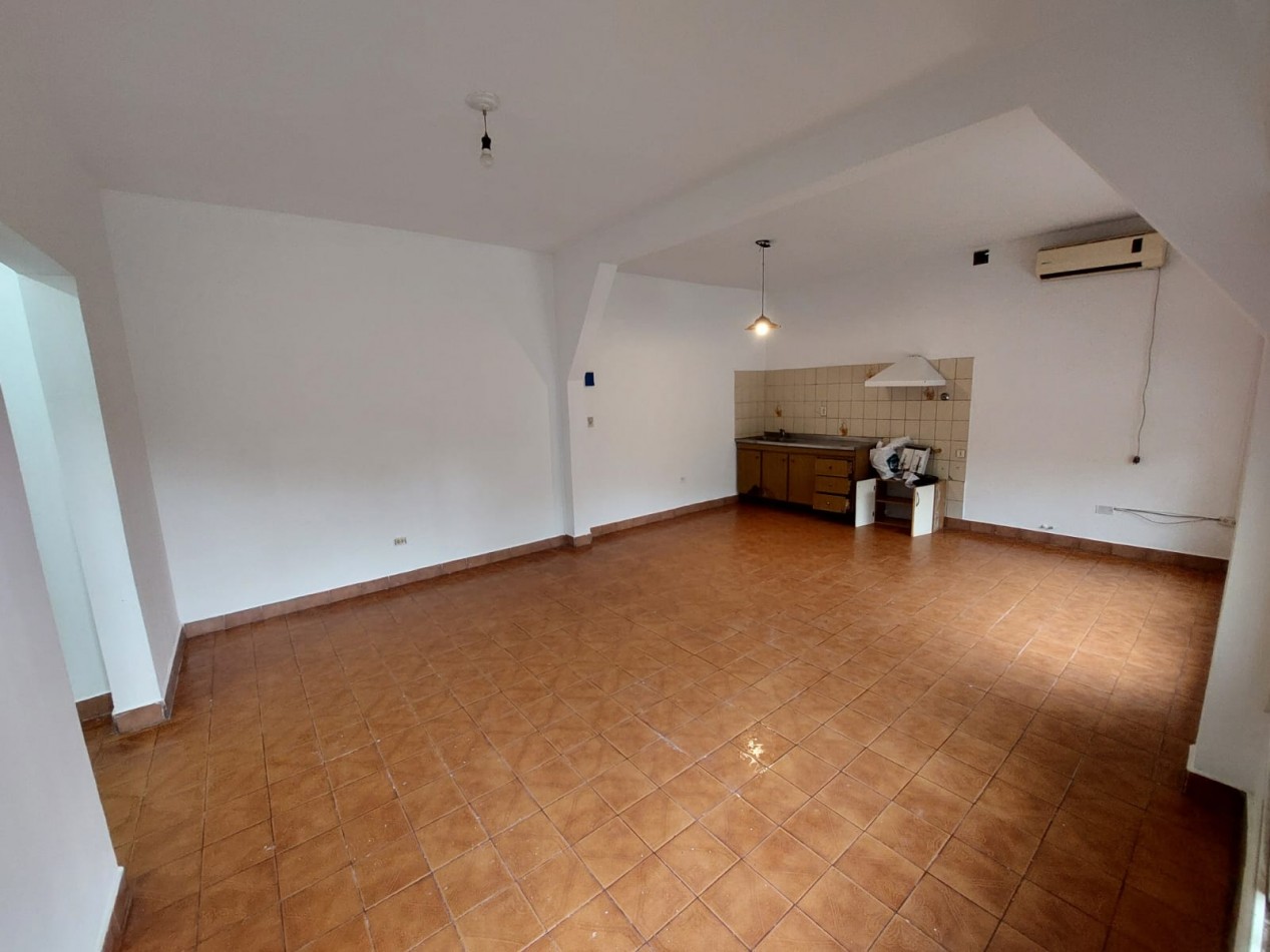 Casa en esquina de 5 ambientes con jardin, terraza y 2 cocheras - Hurlingham