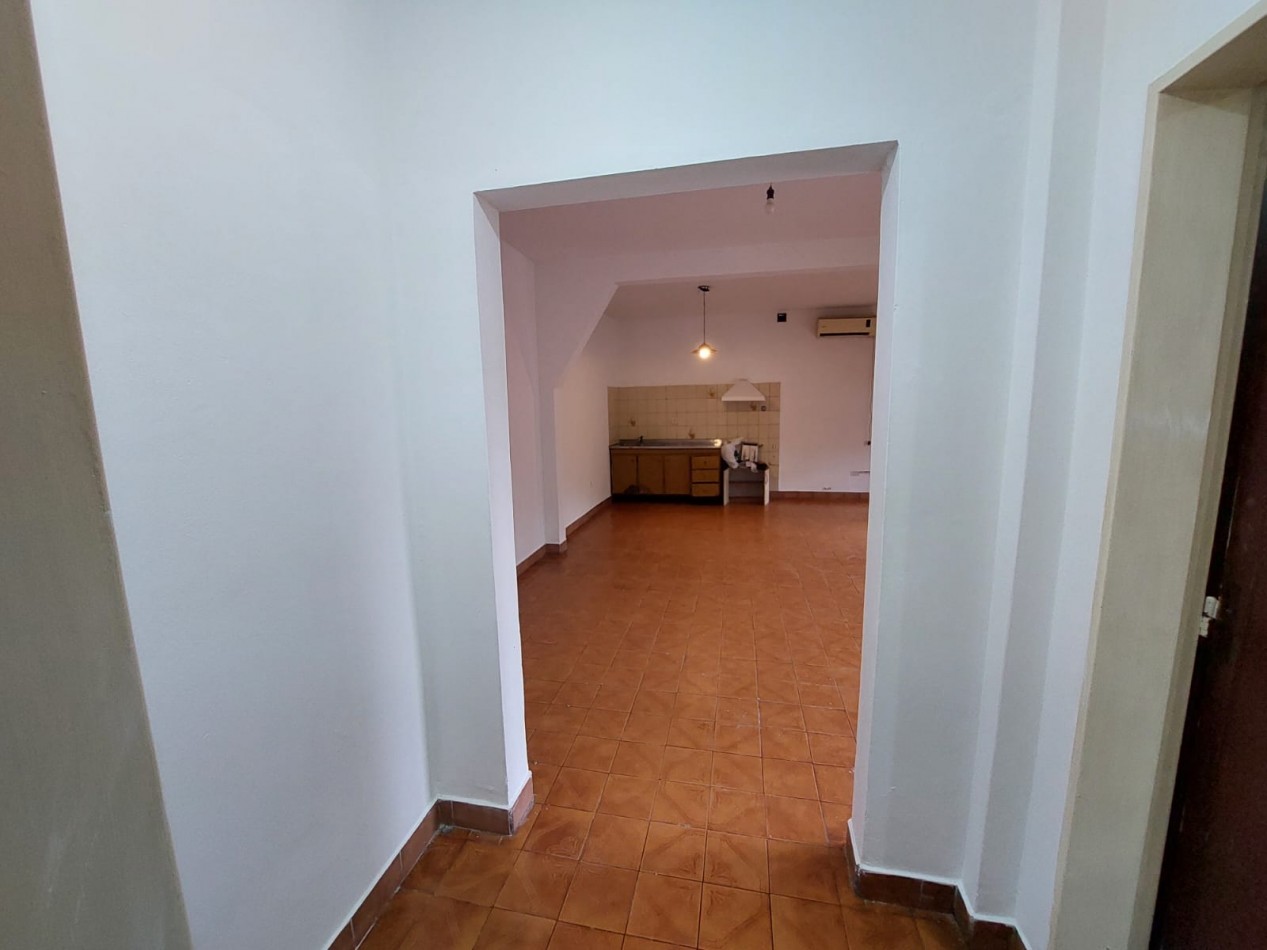 Casa en esquina de 5 ambientes con jardin, terraza y 2 cocheras - Hurlingham
