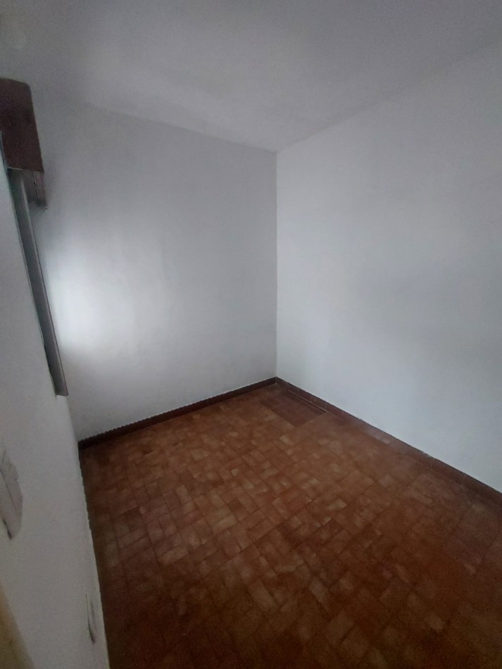 Casa en esquina de 5 ambientes con jardin, terraza y 2 cocheras - Hurlingham