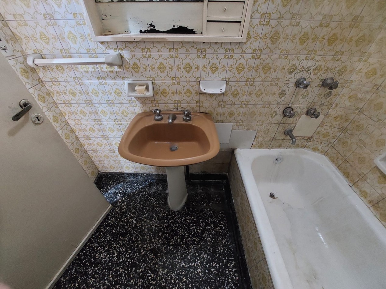 Casa en esquina de 5 ambientes con jardin, terraza y 2 cocheras - Hurlingham