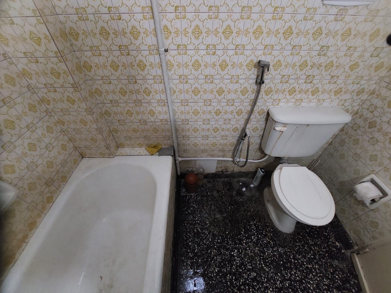 Casa en esquina de 5 ambientes con jardin, terraza y 2 cocheras - Hurlingham