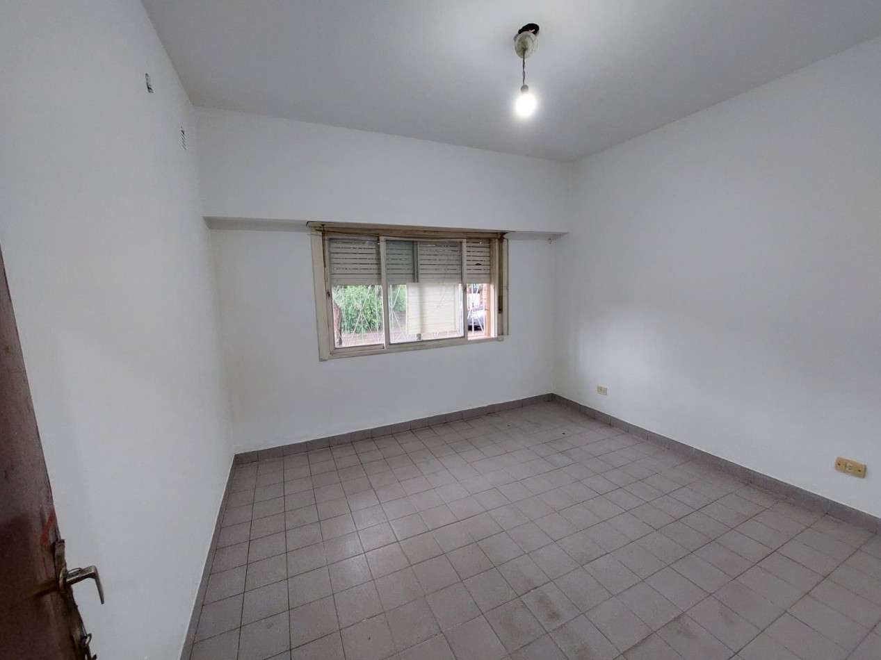 Casa en esquina de 5 ambientes con jardin, terraza y 2 cocheras - Hurlingham