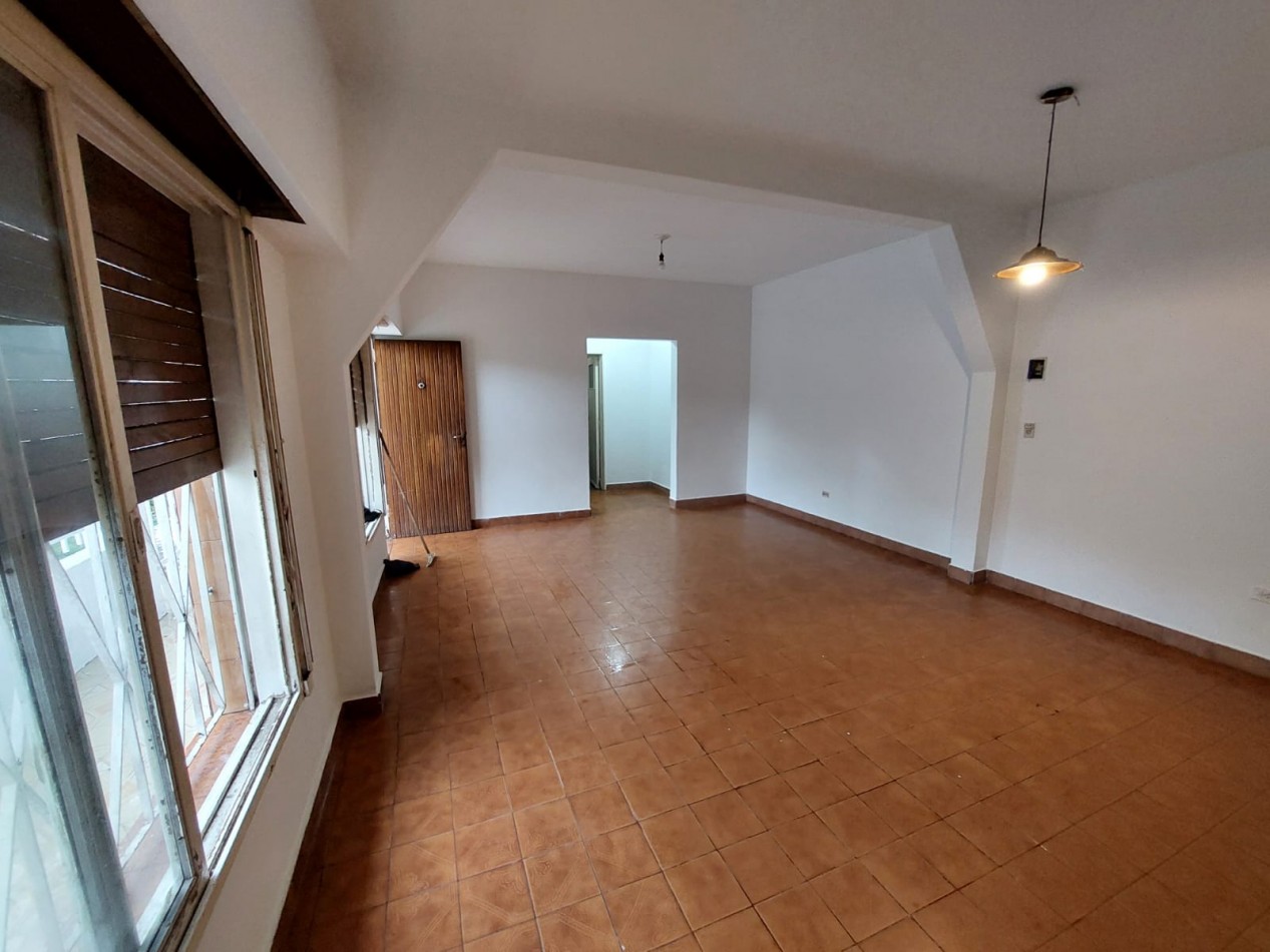 Casa en esquina de 5 ambientes con jardin, terraza y 2 cocheras - Hurlingham