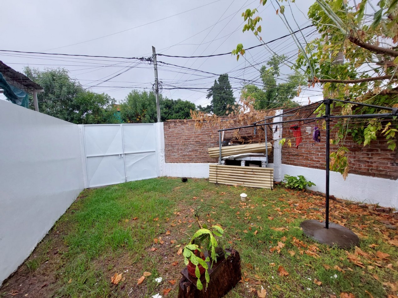 Casa en esquina de 5 ambientes con jardin, terraza y 2 cocheras - Hurlingham