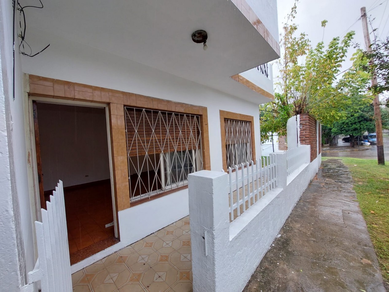 Casa en esquina de 5 ambientes con jardin, terraza y 2 cocheras - Hurlingham
