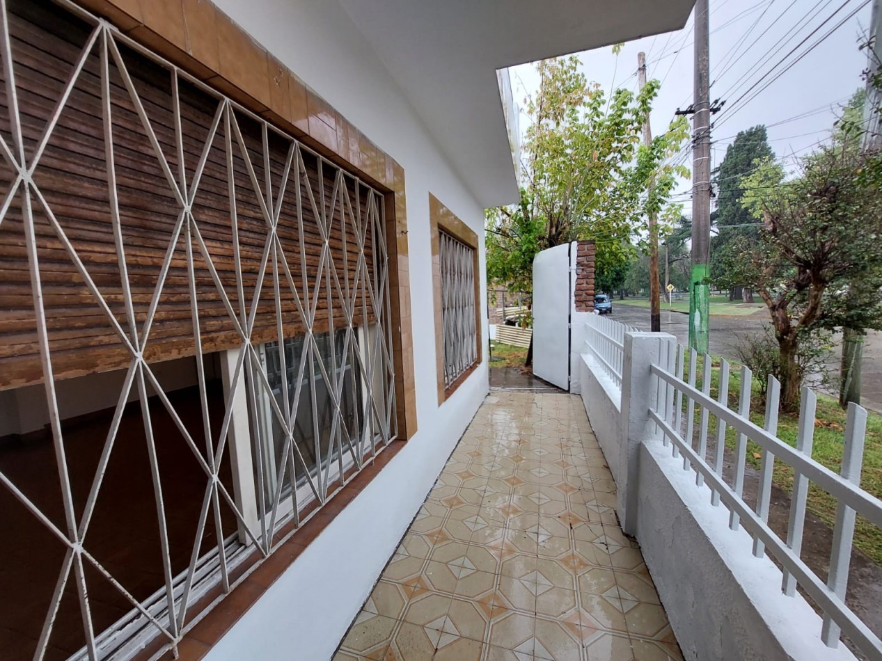 Casa en esquina de 5 ambientes con jardin, terraza y 2 cocheras - Hurlingham