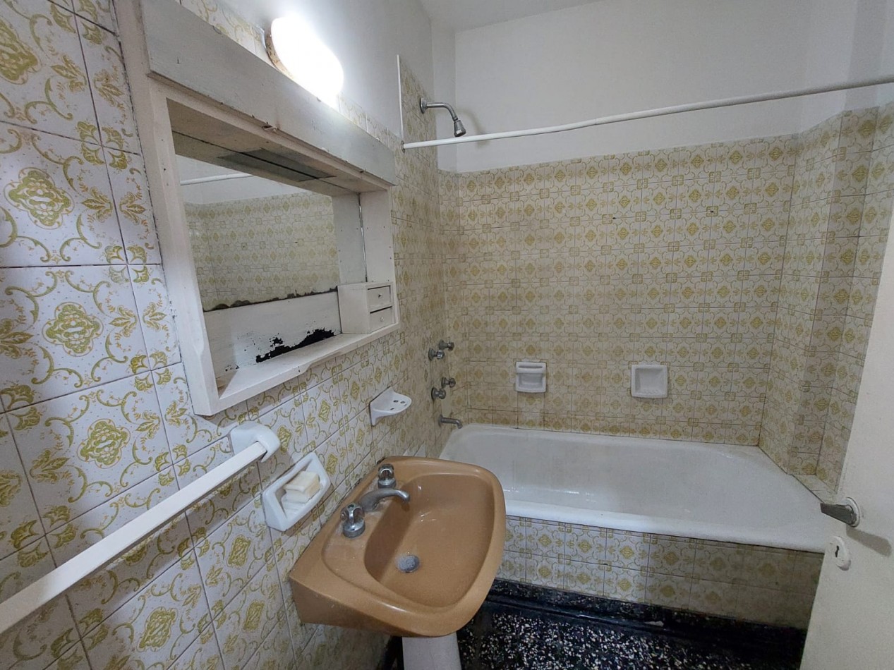 Casa en esquina de 5 ambientes con jardin, terraza y 2 cocheras - Hurlingham