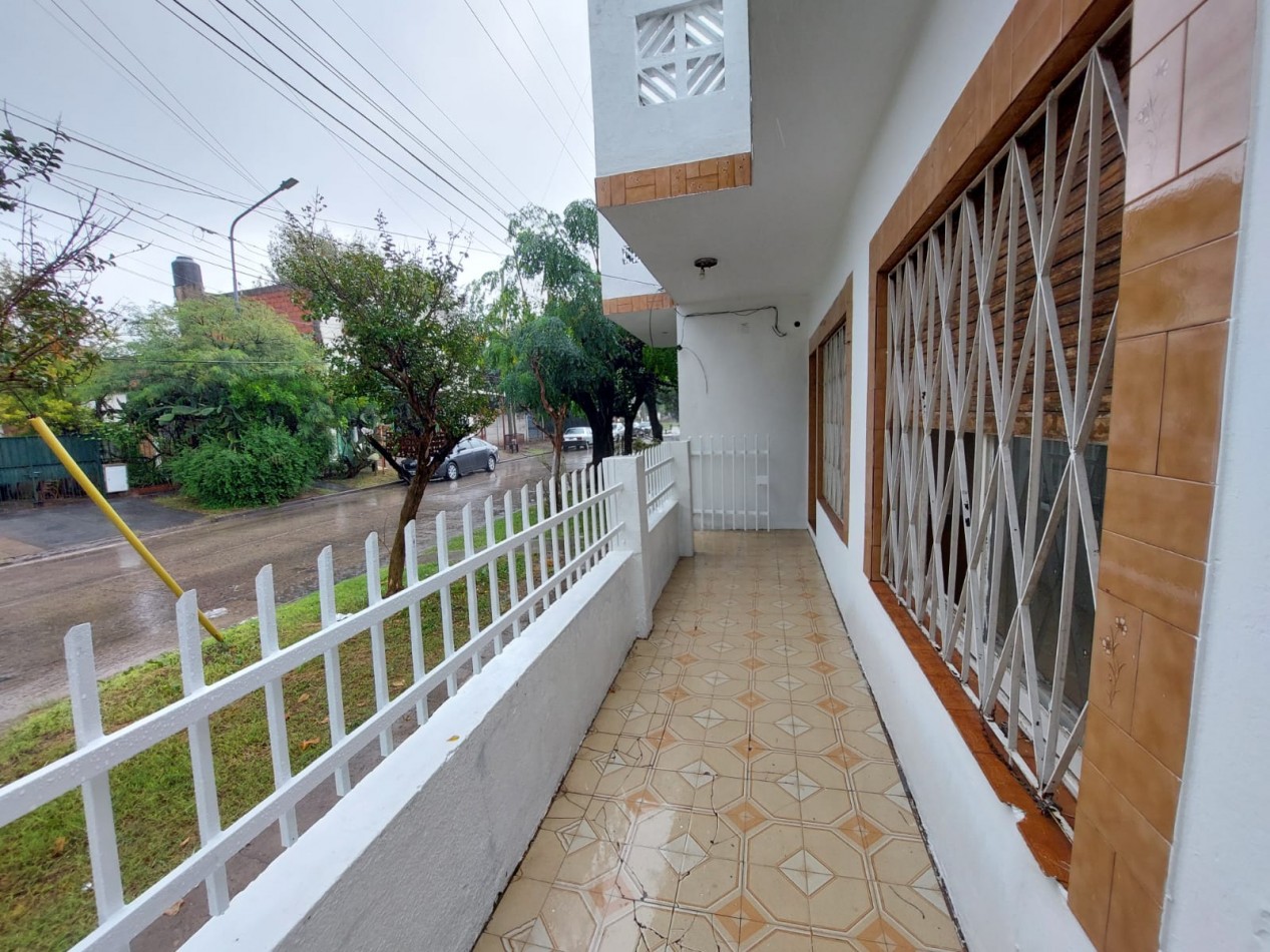 Casa en esquina de 5 ambientes con jardin, terraza y 2 cocheras - Hurlingham