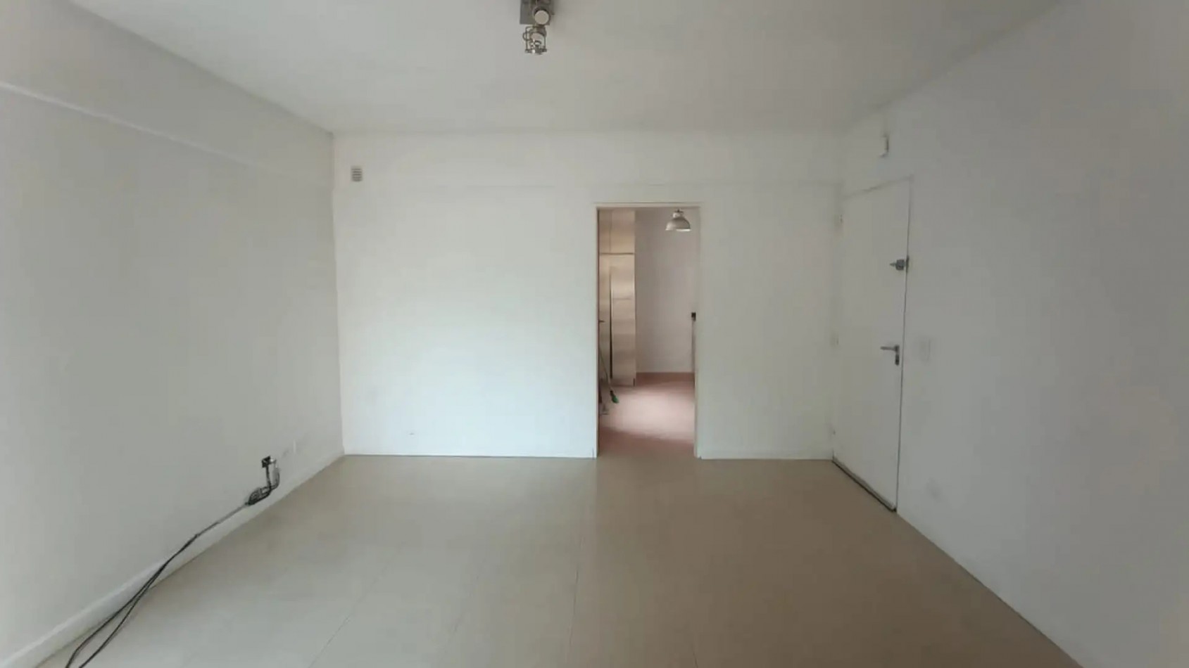 Departamento de 3 Ambientes con Balcon y Cocina Independiente - Excelente Ubicacion y Conectividad en Flores