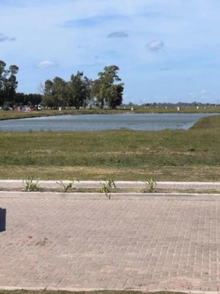 LOTE FRENTE A LA LAGUNA - EN VENTA - BARRIO LAS VICTORIAS