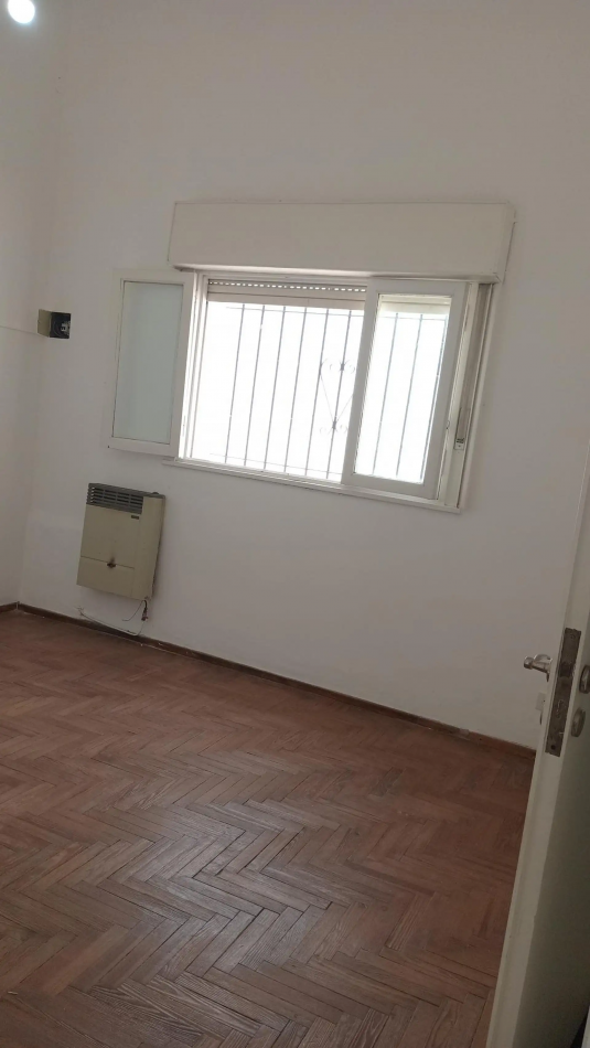 Venta de PH 2 ambientes, con patio, terraza y entrada independiente. Excelente ubicacion. Bajas expensas. Gran oportunidad.
