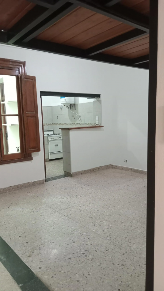 Venta de PH 2 ambientes, con patio, terraza y entrada independiente. Excelente ubicacion. Bajas expensas. Gran oportunidad.