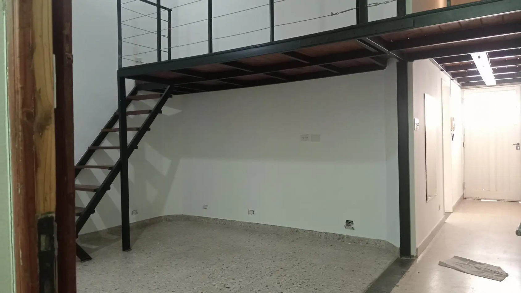 Venta de PH 2 ambientes, con patio, terraza y entrada independiente. Excelente ubicacion. Bajas expensas. Gran oportunidad.