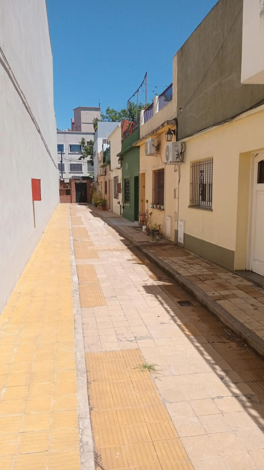 Venta de PH 2 ambientes, con patio, terraza y entrada independiente. Excelente ubicacion. Bajas expensas. Gran oportunidad.