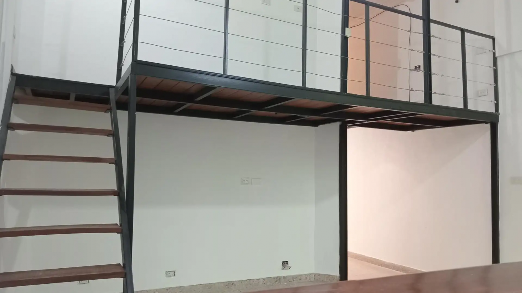 Venta de PH 2 ambientes, con patio, terraza y entrada independiente. Excelente ubicacion. Bajas expensas. Gran oportunidad.